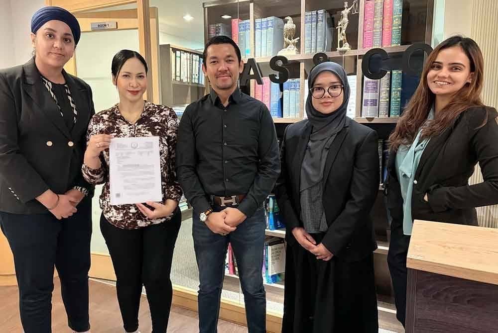 Kapten Bers. (PA) Amai Kamarudin (tengah) mendakwa pengarah filem Misteri Fraser 1910 telah membuat kenyataan yang memfitnahnya.