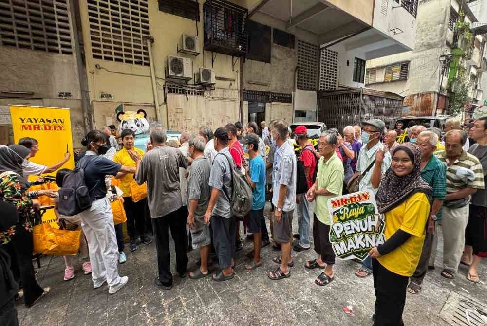 Edaran pek makanan dari sukarelawan Yayasan MR. D.I.Y dan Food4u kepada gelandangan di Jalan Sayur Pudu, Kuala Lumpur.