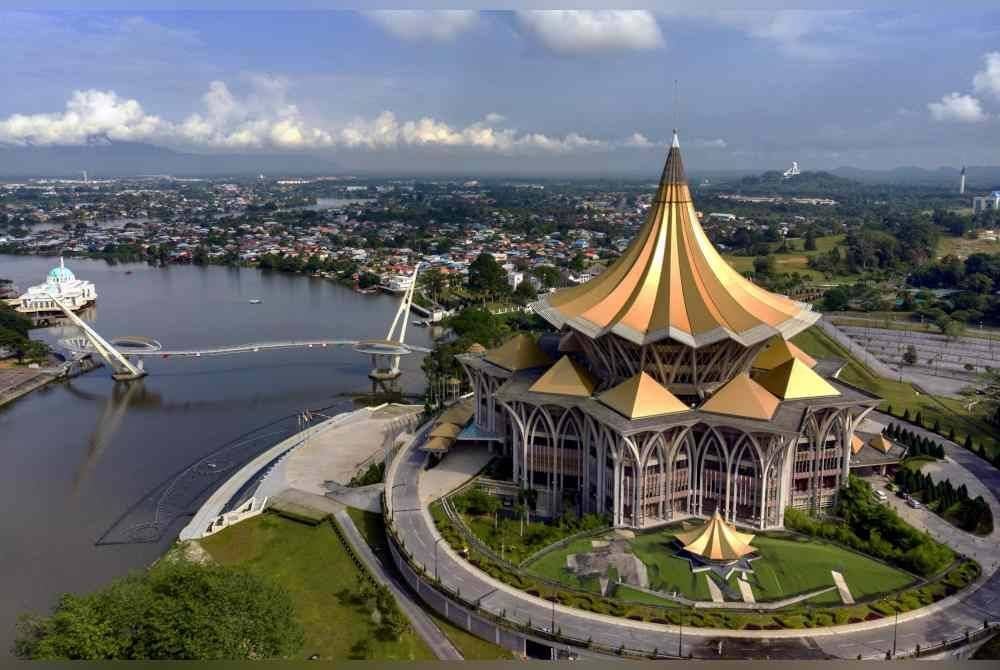 Kabinet Sarawak meluluskan Skim Pendidikan Tinggi Percuma bermula 2026 untuk rakyat Sarawak, dengan yuran percuma dan elaun RM15,000 setahun. 