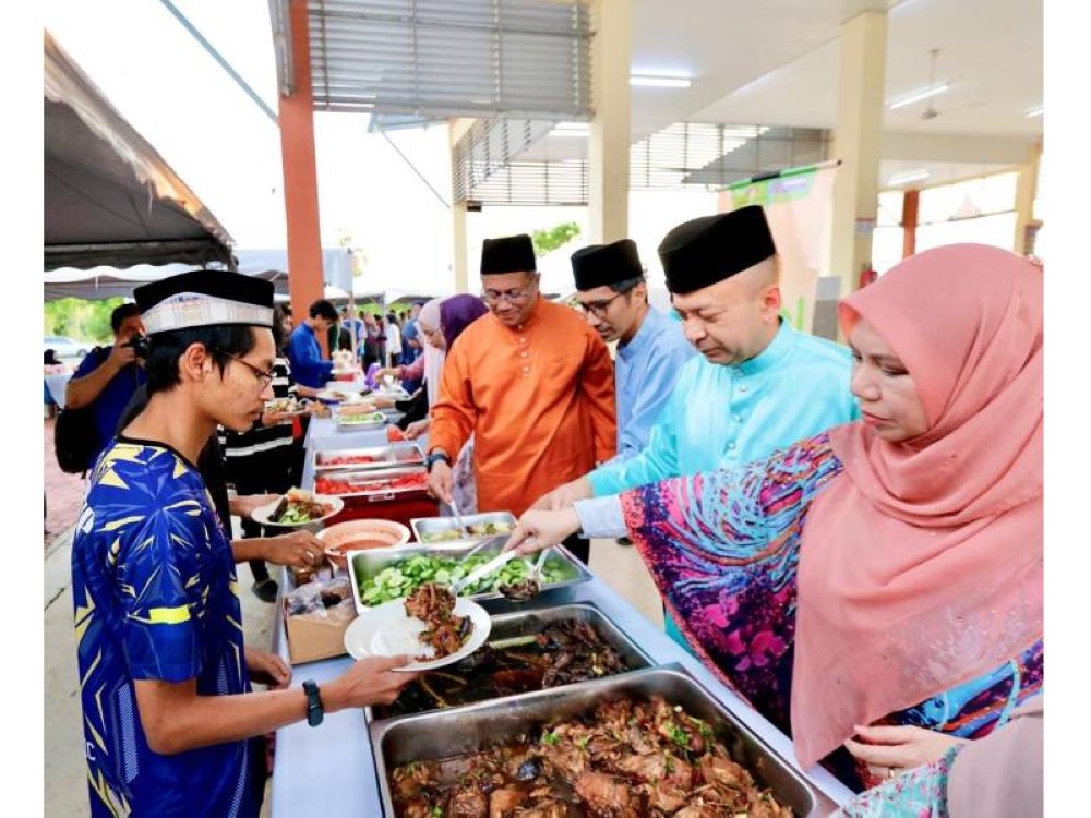 PERLIS - Pengerusi PTPTN, Datuk Seri Norliza Abdul Rahim (kanan) membantu mengagihkan juadah berbuka puasa kepada para pelajar Universiti Malaysia Perlis (UniMAP) sambil dibantu oleh Naib Canselor UniMAP Profesor Datuk Dr Ts Zaliman Sauli (dua dari kanan), Ketua Pegawai Kewangan PTPTN, Azhar Ahmad dan Pengarah Negeri Pejabat PTPTN Negeri Perlis, Raja Syahriman Raja Halimul Rashid.

