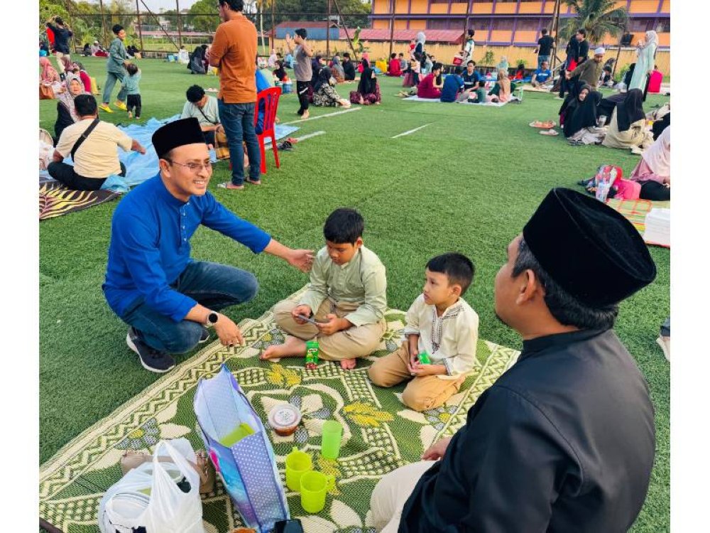 KELANTAN
Ketua Eksekutif PTPTN, Ahmad Dasuki Abdul Majid (kiri) menyantuni salah seorang ahli keluarga yang hadir semasa Program IMRAN di pekarangan Masjid Ibadurrahman bandar Machang.
