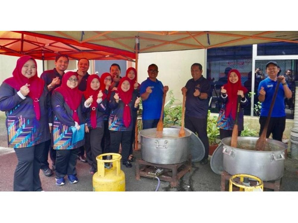 JOHOR - Pengarah Politeknik Metro Johor Bharu, Dr Supa’at Zakaria (tiga dari kanan) bersama Pengurus Besar Kanan Jabatan Operasi Cawangan, Mohd Rusdi Ismail (tengah), Pengurus Besar Kanan Jabatan Teknologi Maklumat, Rusyaizul Husain (kanan) dan Pengarah Negeri Pejabat PTPTN Negeri Johor, Mazni Ruslan membantu dalam penyediaan bubur lambuk.
