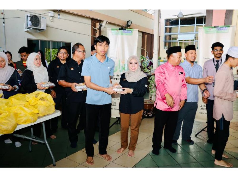 SABAH - Sesi penyerahan juadah berbuka puasa kepada wakil pelajar Politeknik Kota Kinabalu yang disempurnakan oleh ahli Lembaga Pengurusan PTPTN, Husna Abdul Rahman diiringi Pengurus Besar Kanan Jabatan Operasi Cawangan, Mohd Rusdi Ismail.