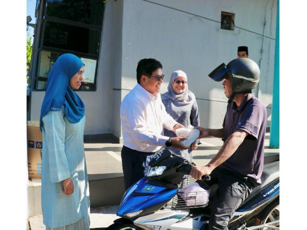 PAHANG - Ahli Lembaga Pengurusan PTPTN, Datuk Seri Abdul Razak Jaafar (tengah), diiringi oleh Ketua Pegawai Operasi PTPTN, Mastura Mohd Khalid dan Naib Canselor UMPSA, Profesor Dr Yatimah Alias mengagihkan bubur lambuk kepada salah seorang tenaga kerja UMPSA.
