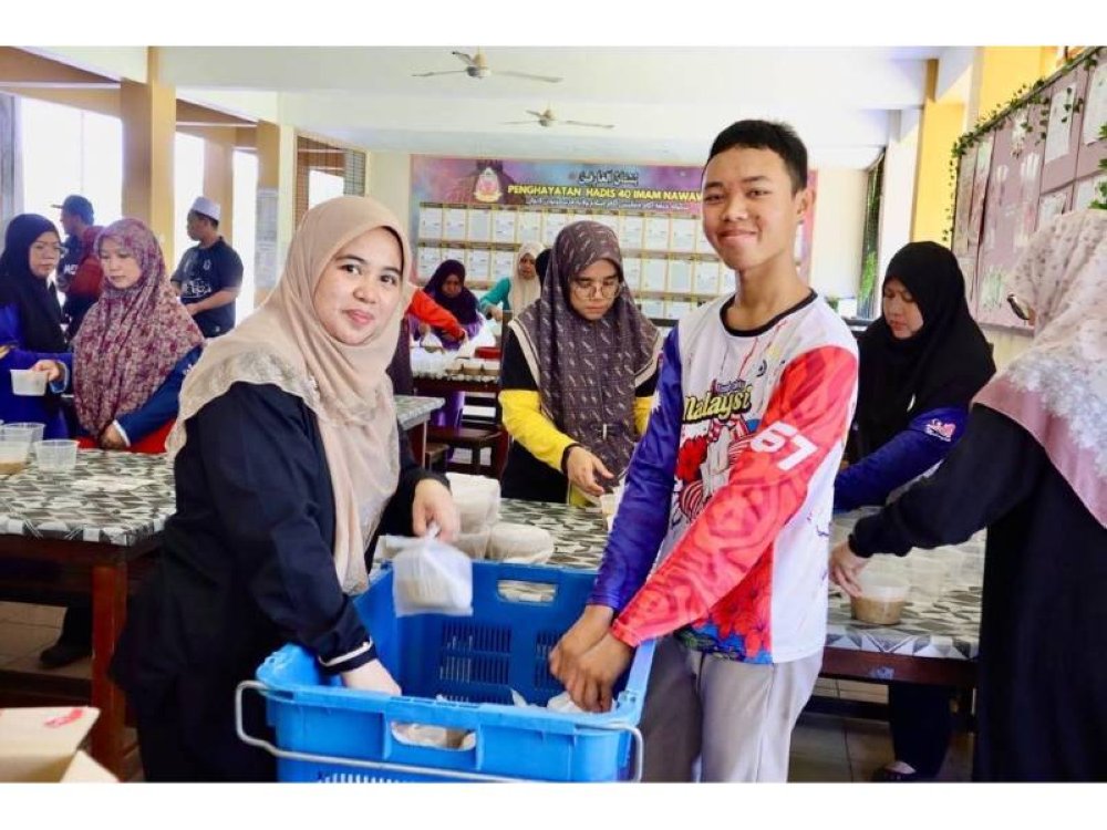 LABUAN - Sesi penyerahan bubur lambuk kepada pelajar
Sekolah Menengah (A) Majlis Agama Islam Wilayah Persekutuan Labuah oleh Pengarah Negeri Pejabat PTPTN Negeri Sabah, Muliati Kamaruddin (kiri).