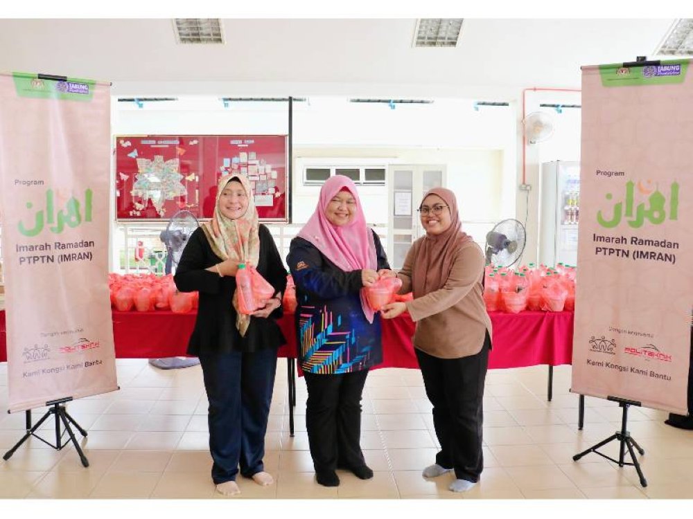 NEGERI SEMBILAN
Pengarah Negeri Pejabat PTPTN Negeri Sembilan, Yushanaliza Hamdan (tengah) menyerahkan bungkusan bubur lambuk kepada wakil pelajar Politeknik Nilai.
