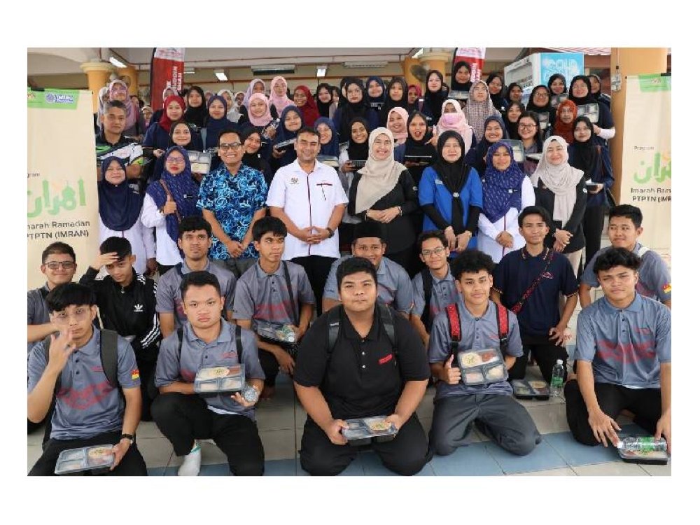 SELANGOR - Timbalan Pengarah Akademik Ts Dr Ahmad Aftas Azman (tengah) bersama Ketua Pegawai Operasi PTPTN, Mastura Mohd Khalid bergambar setelah selesai sesi agihan juadah berbuka puasa kepada para pelajar Politeknik Premier Sultan Salahuddin Abdul Aziz Shah.