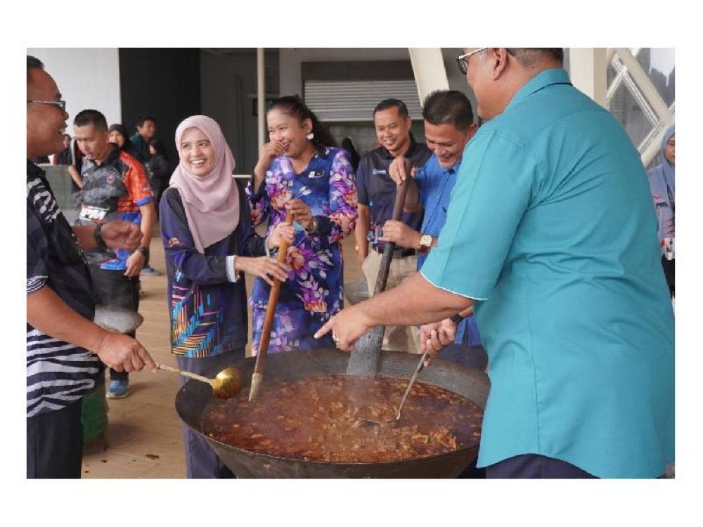 TERENGGANU - Peynediaan bubur lambuk di Laman Warisan Budaya Terengganu turut disertai oleh Pengarah Negeri Pejabat PTPTN Negeri Terengganu, Azizah Nasik @ Abdul Rashid ( dua dari kiri ) dan Pengarah Politeknik Besut, Udom A/L Ewon (kanan) serta warga Politeknik Besut Terengganu.