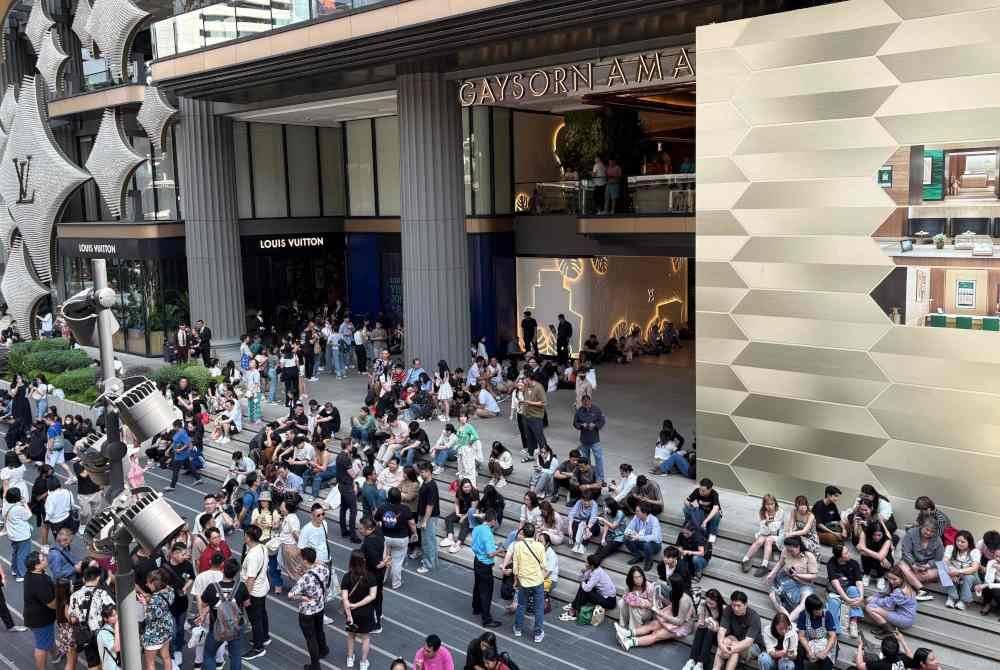 Orang ramai berkumpul di luar sebuah pusat beli-belah di Bangkok selepas gempa bumi kuat melanda bahagian tengah Myanmar. Foto AFP