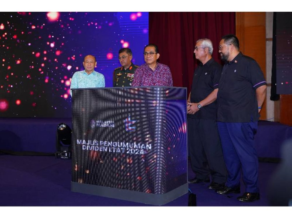 Mohamed Khaled (tengah) ketika Majlis Pengumuman Dividen LTAT 2024 di Hotel Royale Chulan Kuala Lumpur pada Khamis.