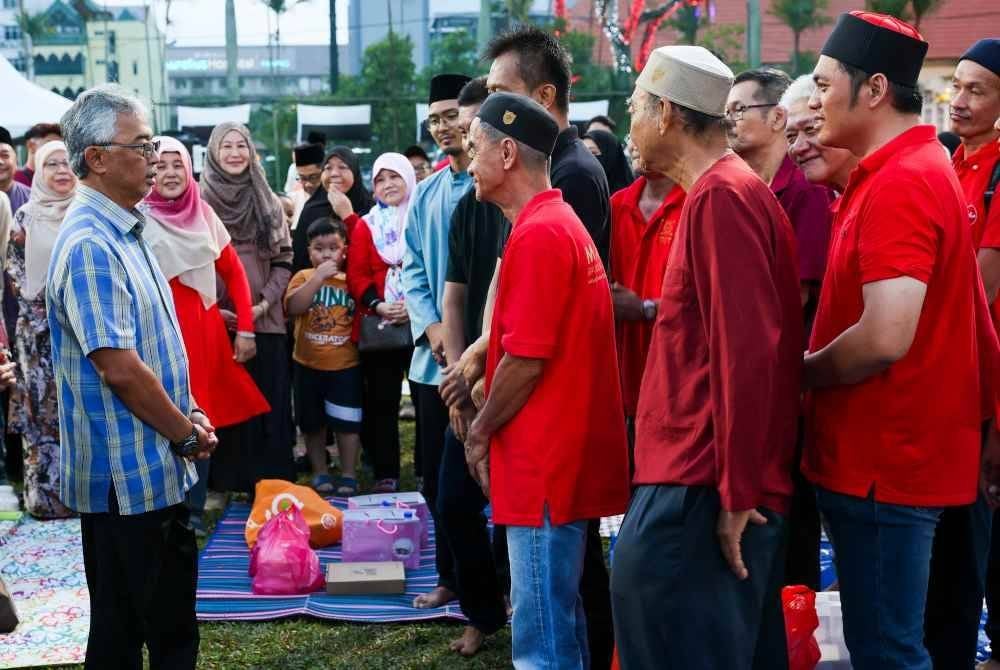 Al-Sultan Abdullah menyantuni rakyat jelata ketika berkenan mencemar duli berbuka puasa di Padang Majlis Bandaraya Kuantan pada Jumaat. Foto Bernama