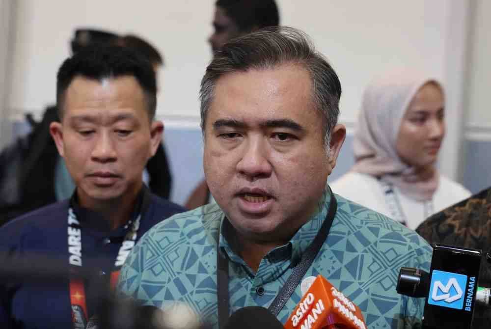 Anthony ketika ditemui media selepas menyampaikan goodies raya kepada penumpang pesawat AirAsia AK 5648 ke Miri dan menyantuni penumpang yang akan pulang ke kampung halaman di KLIA Terminal 2 pada Jumaat. Foto Bernama