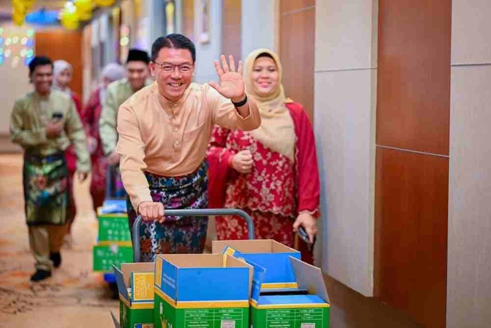 Kor Ming mengambil kesempatan mengagihkan kurma kepada warga KPKT dalam kunjungan mengejut sambil beramah mesra serta bertanya khabar.