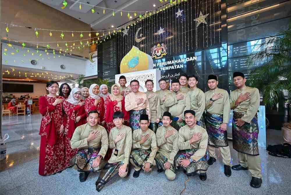 Kor Ming (tengah) bersama warga kerja KPKT.