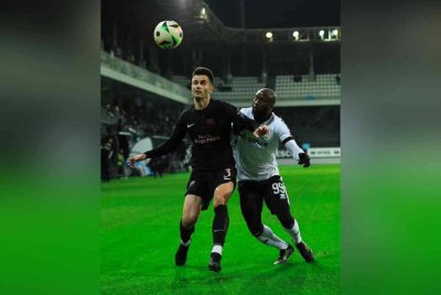 Jon Irazabal (kiri) yang beraksi bersama Sabah FK di Azerbaijan dikaitkan dengan skuad Harimau Malaya.