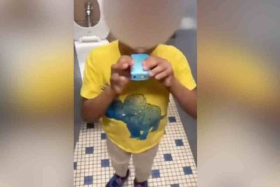 Rakaman mengejutkan kanak-kanak lima tahun dipaksa vape dalam tandas sekolah tular di media sosial. - Agens
