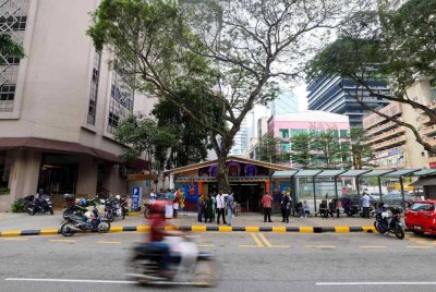 ​Setiap penganut agama berhak untuk beribadat dengan aman, tetapi hak tersebut harus dilaksanakan dalam kerangka peraturan yang sama bagi semua pihak. Foto Bernama