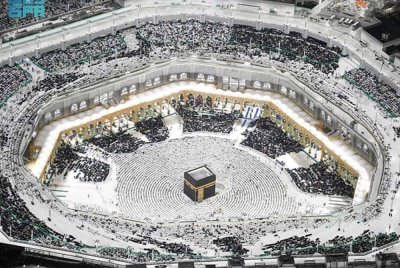 Umat Islam dari seluruh dunia memenuhi segenap ruang di Masjidil Haram yang dianggarkan menerima jumlah jemaah seramai 4.2 juta orang pada malam Rabu. - Gambar Reuters