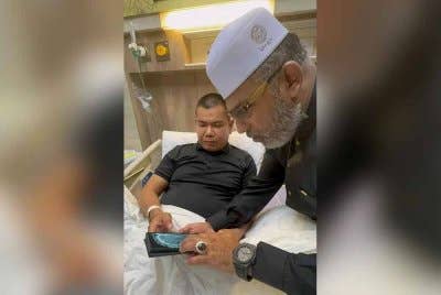 Abdul Mutalif melawat Jamal yang sedang menerima rawatan di KPJ Ampang Puteri selepas mengalami masalah kesihatan sejak Sabtu lalu.