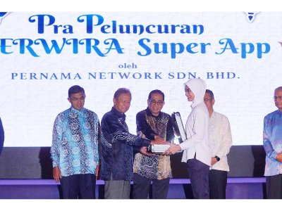 Menteri Pertahanan, Datuk Seri Mohamed Khaled Nordin (tengah) melancarkan Pra Peluncuran Perwira Super App pada Majlis Berbuka Menteri Pertahanan Bersama Pengamal Media pada Selasa.- FOTO: MOHD HALIM ABDUL WAHID