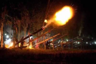 Bunyi dentuman meriam besi di Kampung Talang menjadi tradisi yang menggamatkan suasana setiap kali malam raya Aidilfitri. - Foto media sosial
