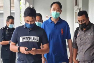 Chee Yang (dua dari kanan) memakai baju T berkolar biru dihukum penjara enam tahun 10 bulan serta didenda RM22,000 oleh Mahkamah Majistret di sini pada Jumaat.