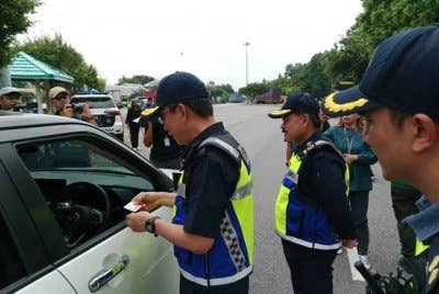 Azrin (kiri) sedang beramah mesra bersama pemandu kenderaan ketika operasi khas sempena Hari Raya Aidilfitri (HRA) 2025 oleh Jabatan Pengangkutan Jalan (JPJ) Selangor di Hentian Rehat dan Rawat Dengkil arah selatan di sini pada Jumaat.