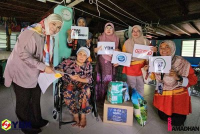 Dr Hartini (paling kiri) menyampaikan sumbangan RM600 dan bakul makanan di Program Sinar Kasih Ramadan 2025.