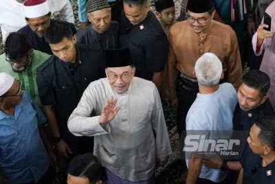 Anwar selepas solat Jumaat di Masjid Jamek Jalan Raja Uda. Foto SINAR HARIAN- ROSLI TALIB