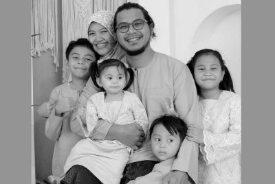 Siti Khazira (dua dari kiri ) dan suaminya, Nasaarudin (tengah) serta anak perempuan, mereka, Mariam Nasarudin (dipangku Nasaarudin) antara yang maut dalam kemalangan ngeri pada Khamis.