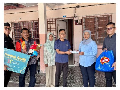 Pengurus Komunikasi YS, Norhayati Umor (dua kanan) sebagai mewakili Ketua Pegawai Eksekutifnya menyerahkan sumbangan di kediaman penerima di sekitar Puchong, Klang, Kuala Lumpur, Sekinchan dan Sabak Bernam.