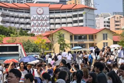 Orang ramai yang berada di dalam pejabat dan pusat beli-belah bertempiaran keluar untuk mencari tempat selamat. Foto Thaiger