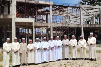 Ahli Jawatankuasa Masjid Mahmudi Mukim Kangkong berada di hadapan masjid itu yang kini dalam pembinaan.