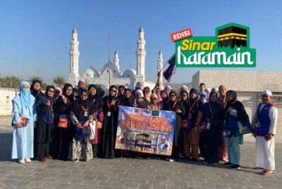 AZIZAM (kanan) semasa mengiringi rombongan jemaah melawat Masjid Quba' di Madinah pada Oktober tahun lalu.