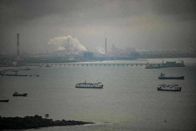 TNI AL mengerahkan kapal perang untuk membawa penumpang dan motosikal bagi mengurangkan kesesakan jalan raya sempena Aidilfitri. Gambar hiasan - Foto AFP