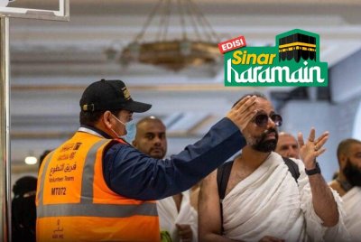 PERKHIDMATAN pemandu arah itu antara lain menyediakan panduan tepat bagi memastikan semua pengunjung mendapat pengalaman yang selesa dan lancar. Foto ALHARAMAINSA