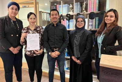 Kapten Bers. (PA) Amai Kamarudin (tengah) mendakwa pengarah filem Misteri Fraser 1910 telah membuat kenyataan yang memfitnahnya.