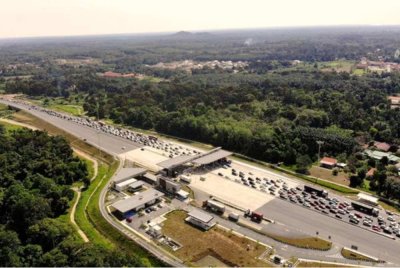 Jumlah kenderaan di Lebuhraya Pesisiran Pantai Barat (WCE) dijangka meningkat 75 peratus sempena Aidilfitri. Foto fail Bernama