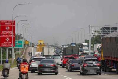 Tinjauan di Lebuhraya Utara-Selatan arah utara mendapati aliran trafik mula sesak berikutan orang ramai pulang ke kampung halaman sempena Hari Raya Aidilfitri. Foto Bernama
