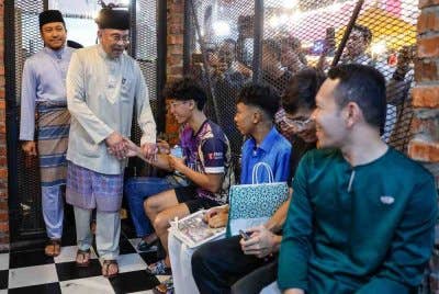 Perdana Menteri Datuk Seri Anwar Ibrahim menyantuni orang ramai ketika melakukan tinjauan persiapan sambutan Aidilfitri di Kompleks Perbadanan Kemajuan Negeri Selangor (PKNS), Seksyen 14 hari ini.
