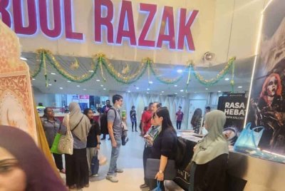 Orang ramai berlari dan berkumpul di tingkat bawah bangunan Komtar selepas merasai gegaran kira-kira jam 2 petang Jumaat.