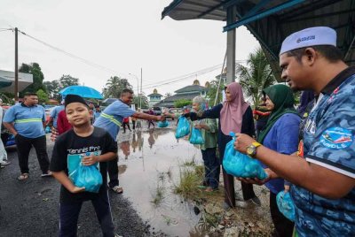 Sebanyak 1,000 ekor ayam segar diagihkan kepada penduduk setempat di Masjid Jamek Kampung Mengkuang pada Jumaat. Foto Bernama