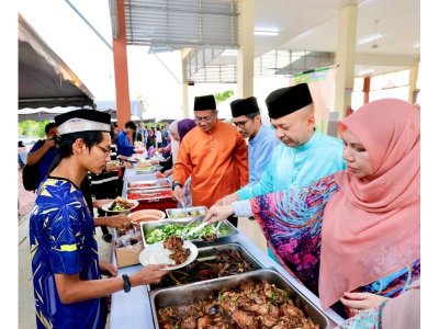 PERLIS - Pengerusi PTPTN, Datuk Seri Norliza Abdul Rahim (kanan) membantu mengagihkan juadah berbuka puasa kepada para pelajar Universiti Malaysia Perlis (UniMAP) sambil dibantu oleh Naib Canselor UniMAP Profesor Datuk Dr Ts Zaliman Sauli (dua dari kanan), Ketua Pegawai Kewangan PTPTN, Azhar Ahmad dan Pengarah Negeri Pejabat PTPTN Negeri Perlis, Raja Syahriman Raja Halimul Rashid.
