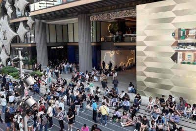 Orang ramai berkumpul di luar sebuah pusat beli-belah di Bangkok selepas gempa bumi kuat melanda bahagian tengah Myanmar. Foto AFP