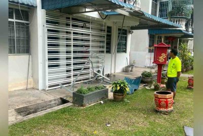 Lokasi wanita itu ditemui terbaring selepas terjatuh dari tingkat empat sebuah pangsapuri pada Jumaat.