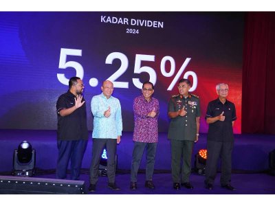 Mohamed Khaled (tengah) ketika Majlis Pengumuman Dividen LTAT 2024 di Hotel Royale Chulan Kuala Lumpur pada Khamis.