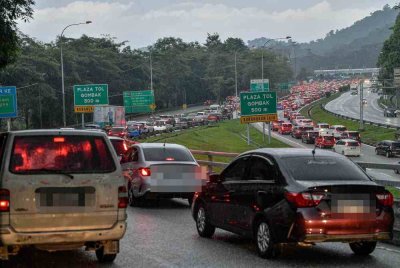 Keadaan aliran trafik Lebuhraya Kuala Lumpur-Karak arah Pantai Timur setakat jam 7 petang Jumaat agak sesak ketika tinjauan warga kota yang mula pulang ke kampung halaman sempena sambutan Aidilfitri tidak lama lagi. Foto Bernama