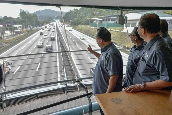Menteri Kerja Raya, Datuk Seri Alexander Nanta Linggi semasa mengadakan tinjauan aliran trafik di lapangan sempena perayaan Aidilfitri di di Kawasan Rawat dan Rehat Jejantas Sungai Buloh (RNR) hari ini. Foto Bernama