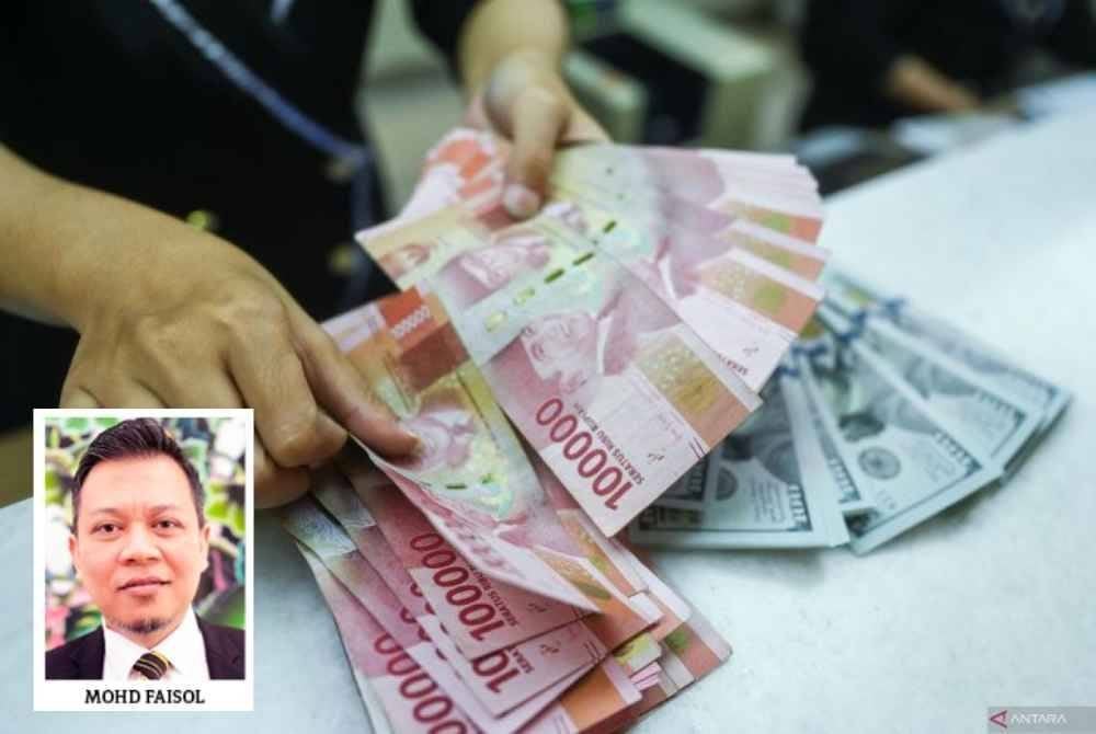 Mata wang Indonesia merosot ke paras terendah sejak krisis kewangan Asia hampir tiga dekad lalu, berikutan kebimbangan terhadap kedudukan fiskal ekonomi terbesar Asia Tenggara itu. Gambar kecil: Mohd Faisol