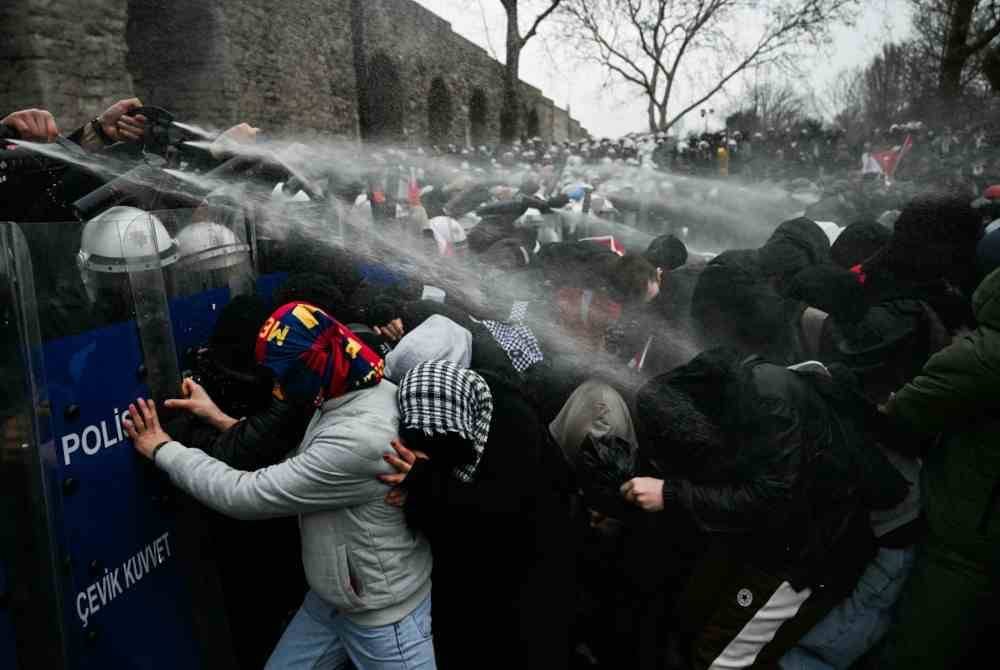 Pasukan keselamatan dikritik banyak pihak kerana menggunakan tindakan kekerasan secara melampau ke atas peserta protes.